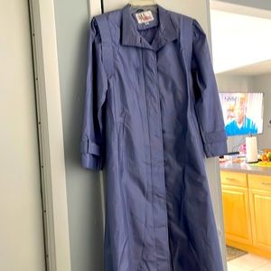TOTES rain coat 3/4 length. Belt around waist. Excellent condition. Side pocket